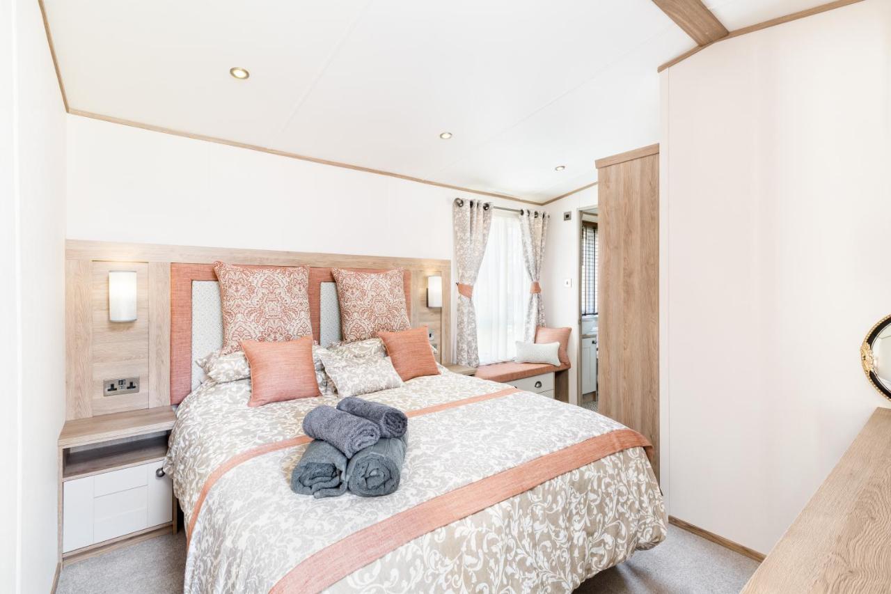 Clearwater Villa South Cerney Exterior photo