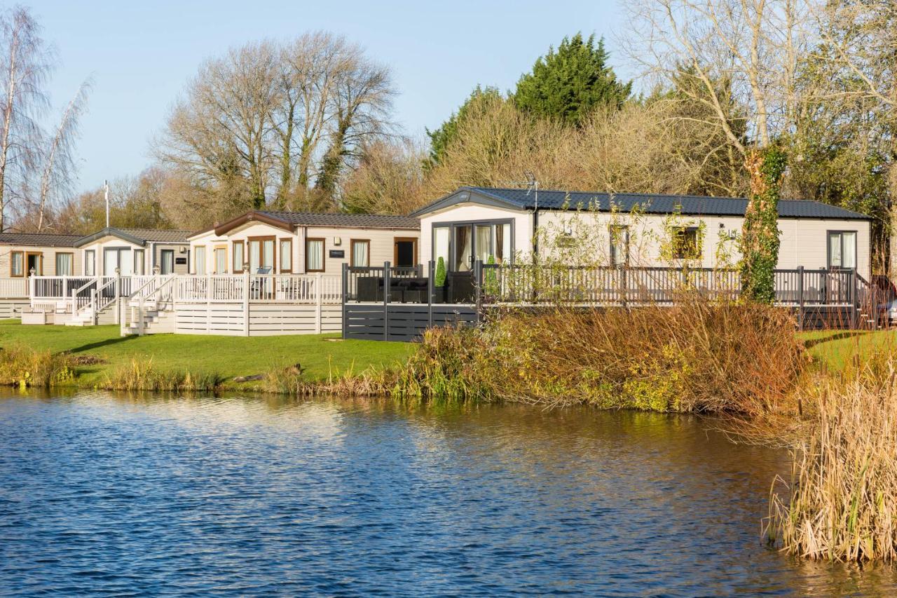 Clearwater Villa South Cerney Exterior photo