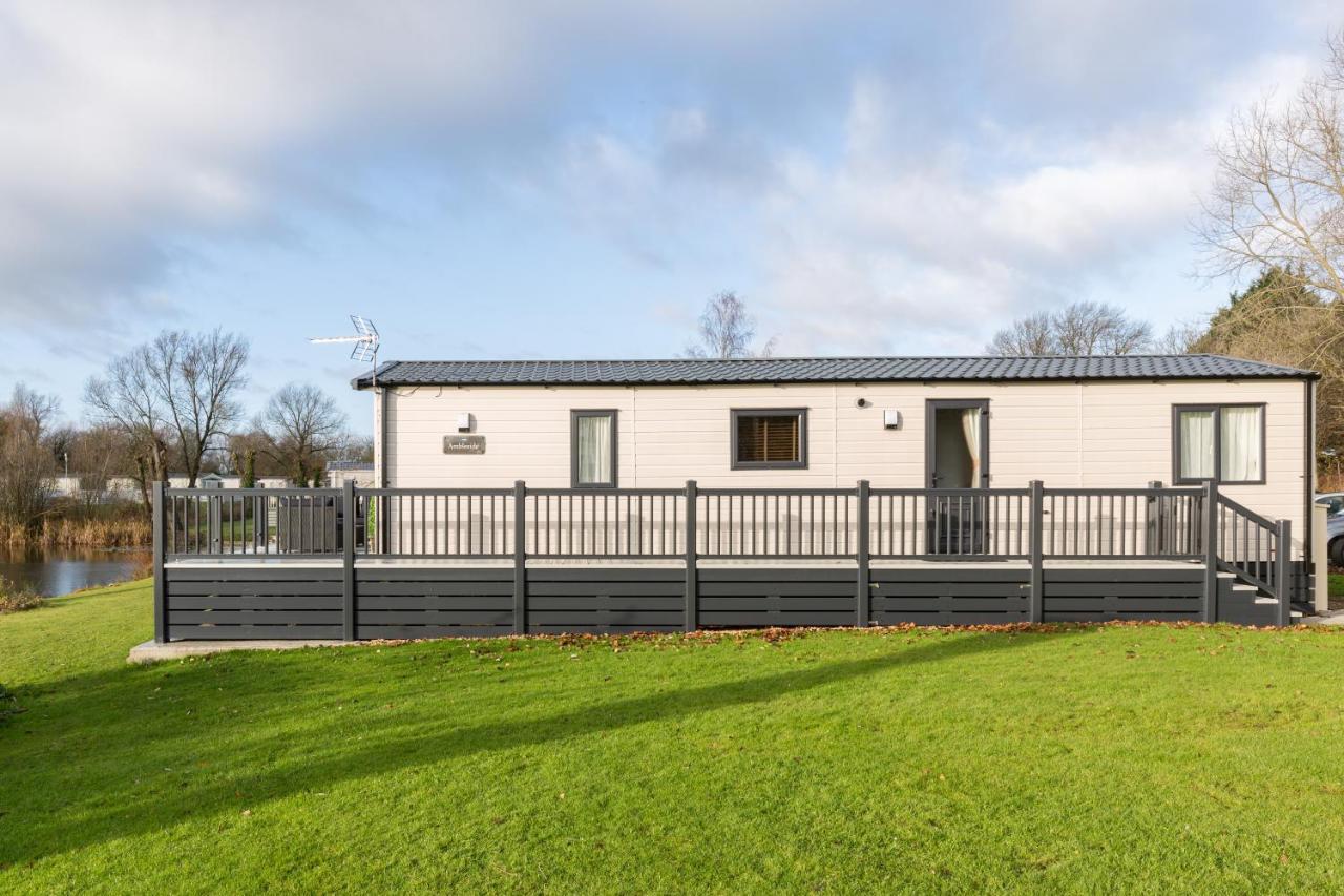 Clearwater Villa South Cerney Exterior photo
