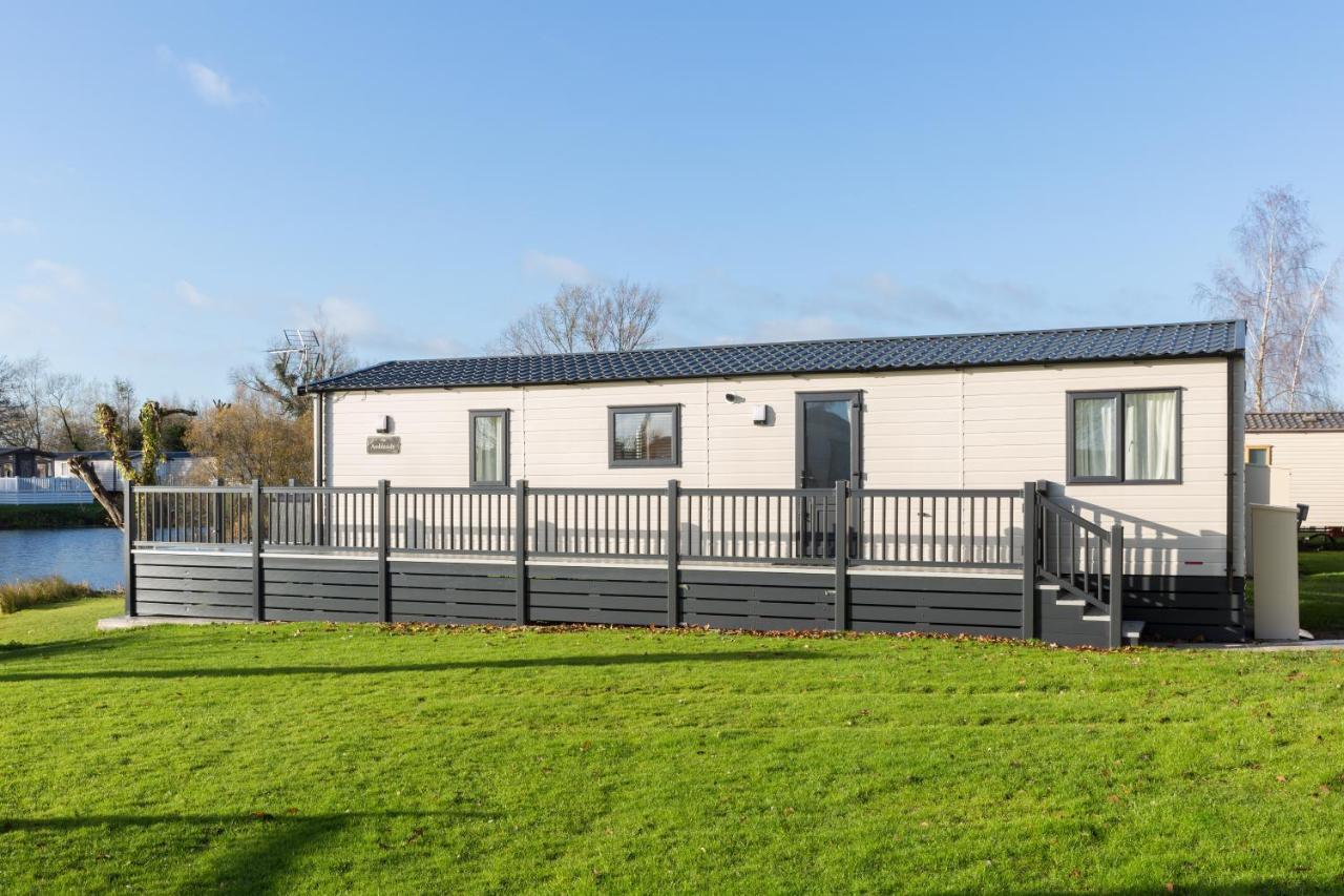 Clearwater Villa South Cerney Exterior photo