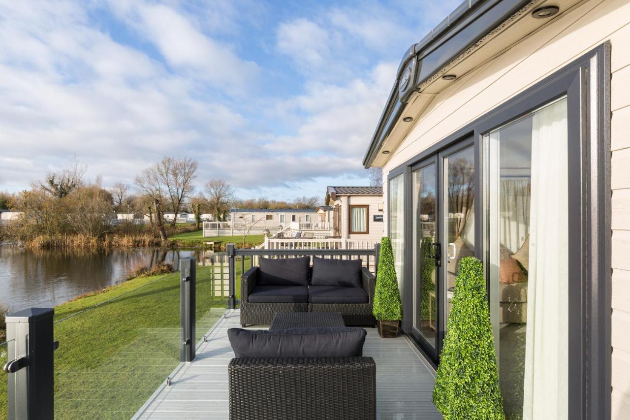 Clearwater Villa South Cerney Exterior photo