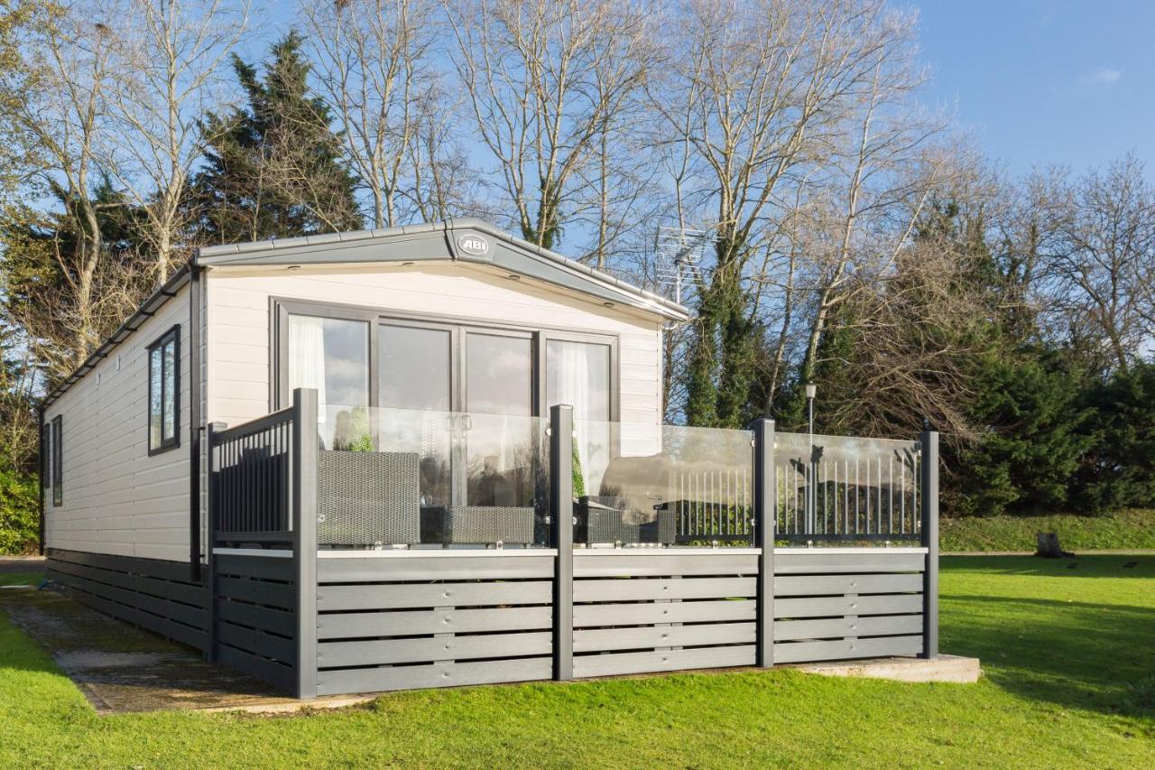 Clearwater Villa South Cerney Exterior photo