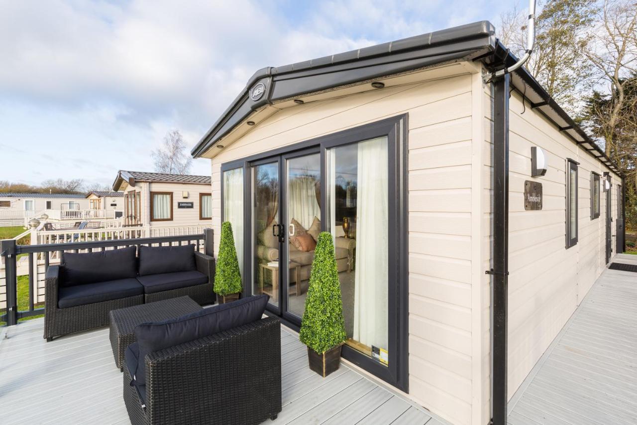 Clearwater Villa South Cerney Exterior photo
